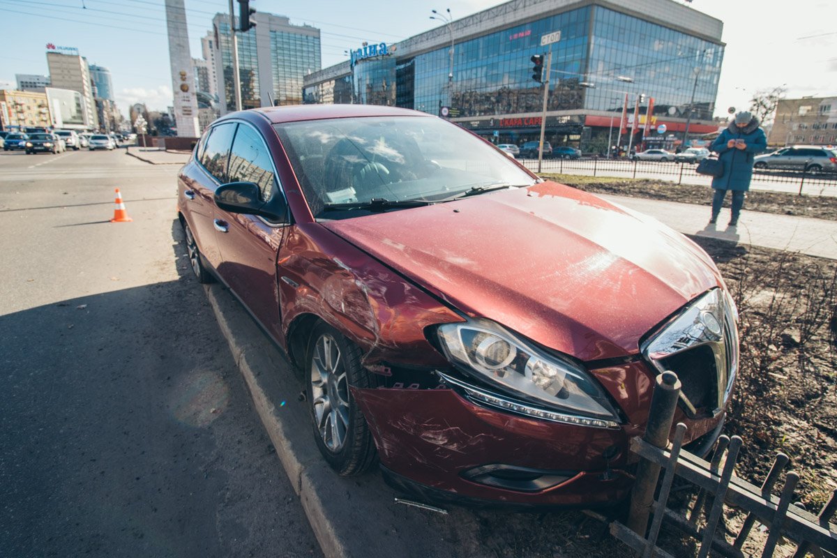 «Немец» выезжал с Будьварно-Кудрявской и начал перестраиваться на трамвайных колеях, но, видимо, не справился с управлением «Немец» выезжал с Будьварно-Кудрявской и начал перестраиваться на трамвайных колеях, но, видимо, не справился с управлением