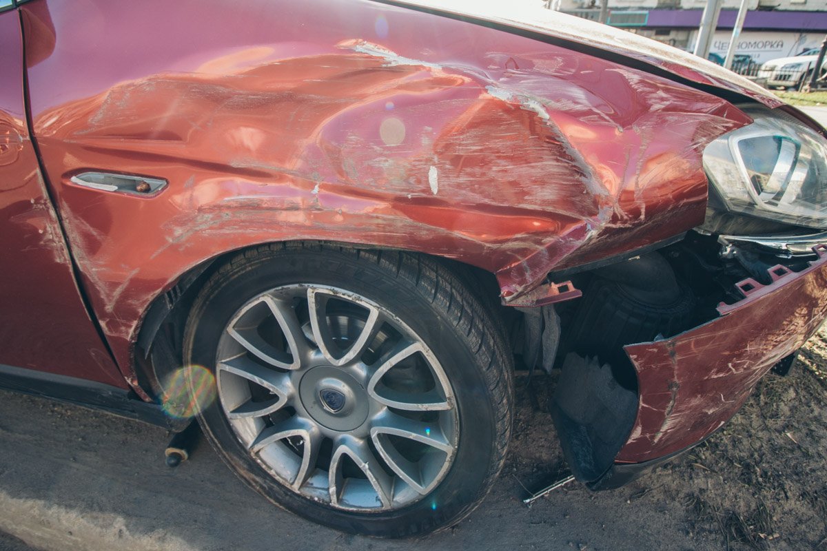 Lancia въехал в металлическое ограждение Lancia въехал в металлическое ограждение