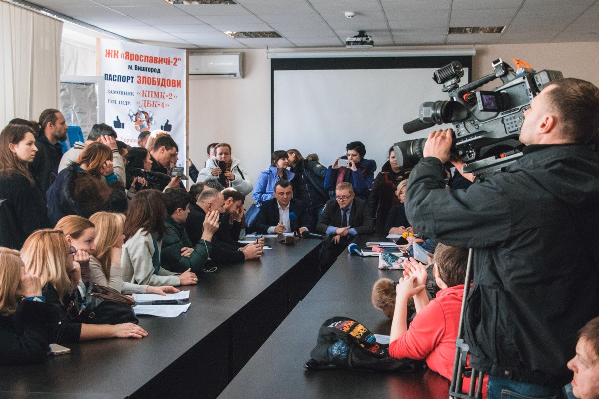 Тем не менее, несмотря на такие старания, встреча все же состоялась Тем не менее, несмотря на такие старания, встреча все же состоялась