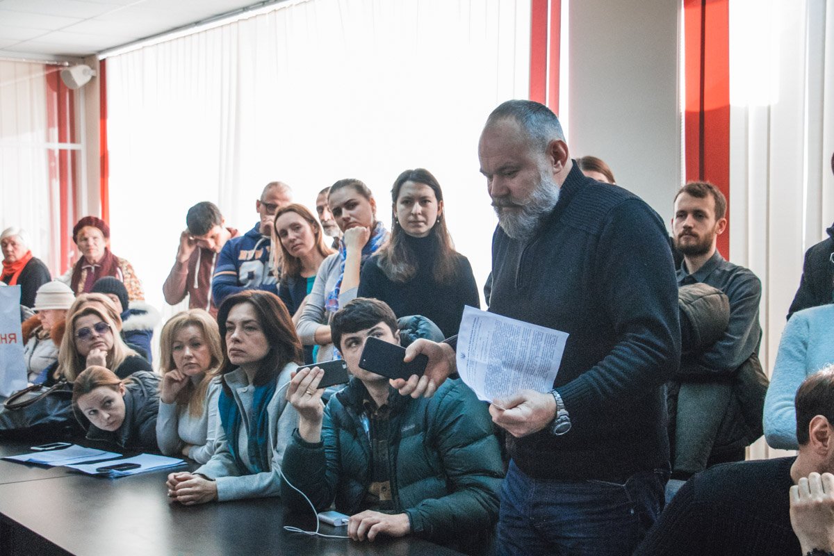 Судя по то тут, то там раздававшимся выкрикам и даже целым спичам, эта встреча была не первой и, к сожалению, вряд ли последней Судя по то тут, то там раздававшимся выкрикам и даже целым спичам, эта встреча была не первой и, к сожалению, вряд ли последней