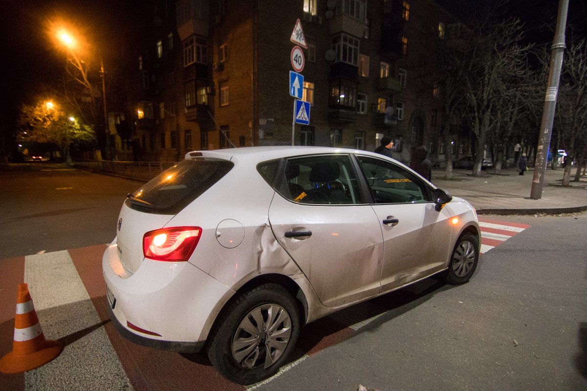 Столкнулись Seat и троллейбус Столкнулись Seat и троллейбус