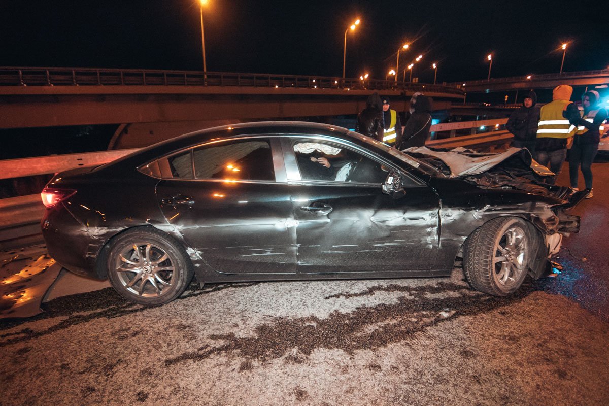 В ночь на 22 февраля в Киеве на заезде на Дарницкий мост произошло пьяное ДТП