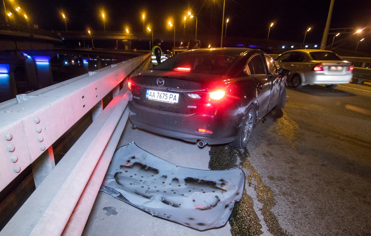 Mazda 6 не вписалась в поворот и врезалась в отбойник