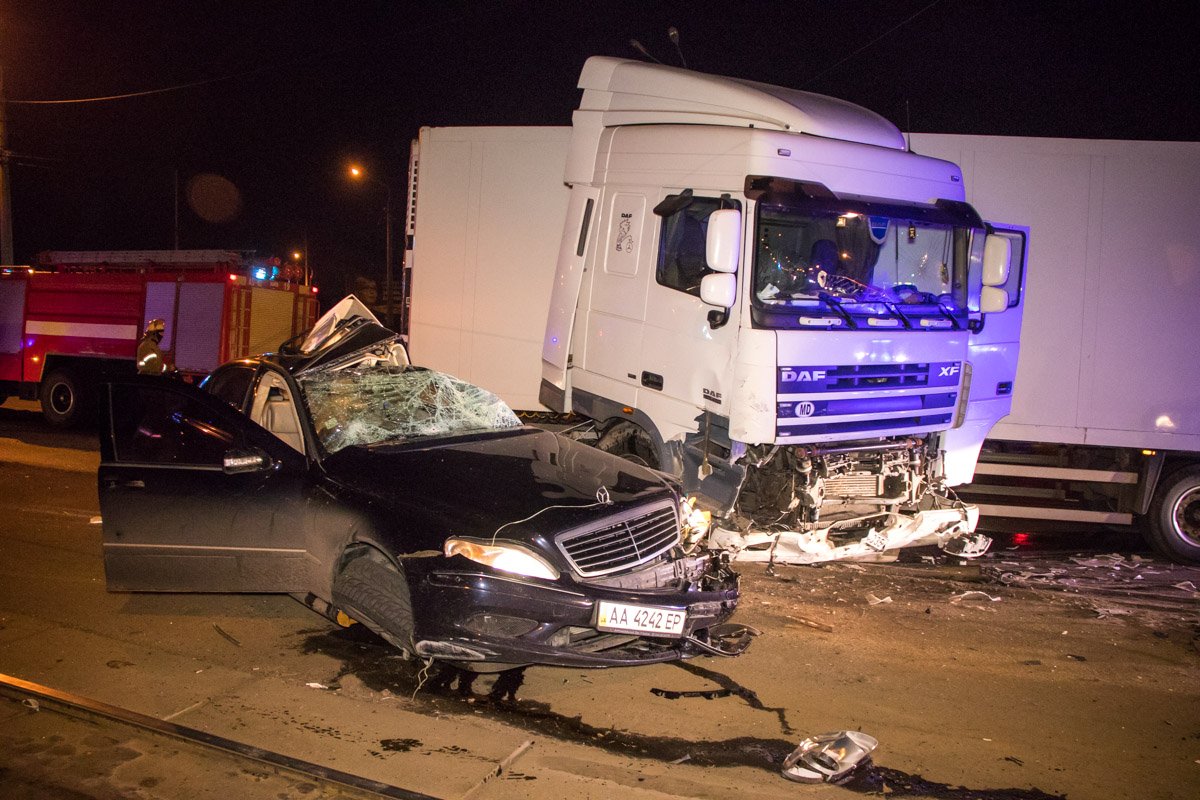 В Киеве мужчина на Mercedes влетел под фуру и погиб, пассажир в критическом состоянии 1