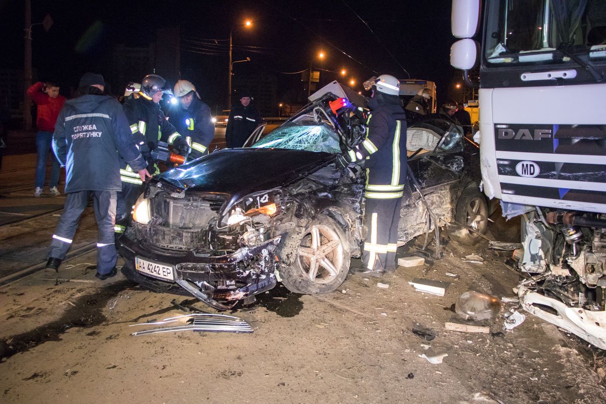 В Киеве мужчина на Mercedes влетел под фуру и погиб, пассажир в критическом состоянии 4