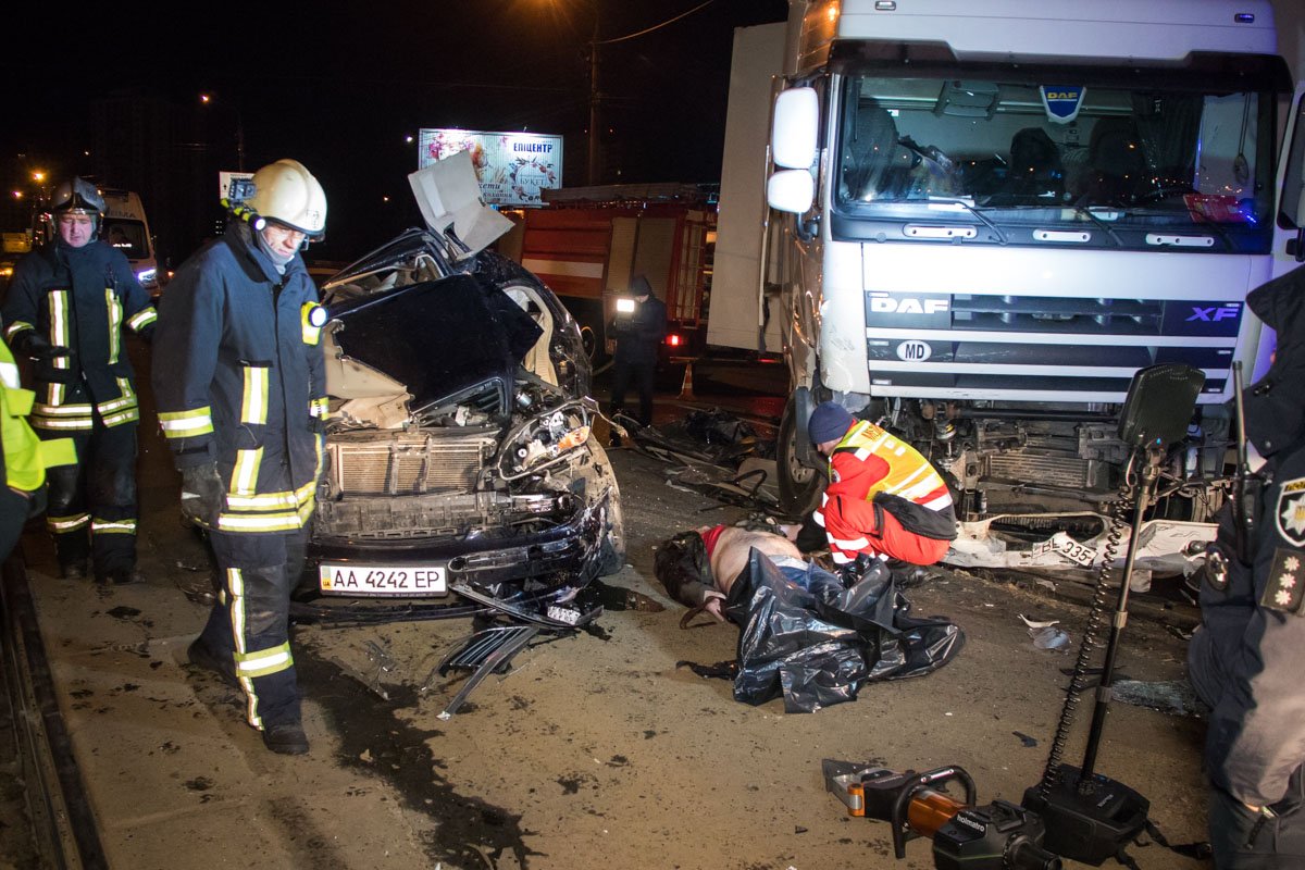 В Киеве мужчина на Mercedes влетел под фуру и погиб, пассажир в критическом состоянии 8