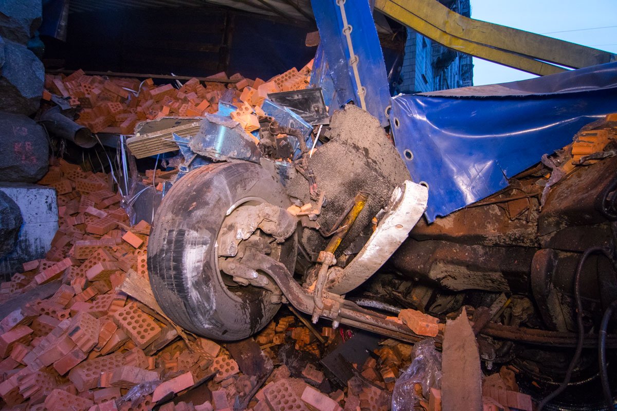 По предварительной информации, оба водителя спали в грузовике на улице Лютеранской