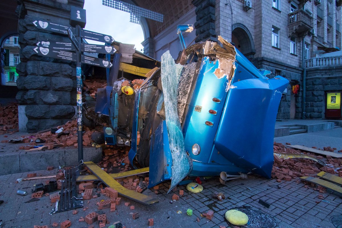 Грузовик был полностью загружен кирпичами. К счастью, обошлось без пострадавших