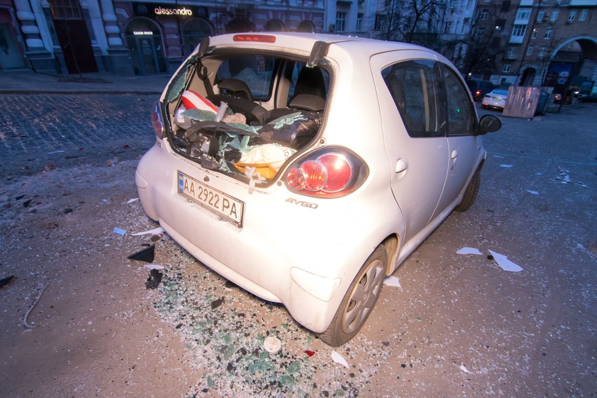 На пути своего движения Renault протаранил Toyota, снес дорожный знак и ситилайт