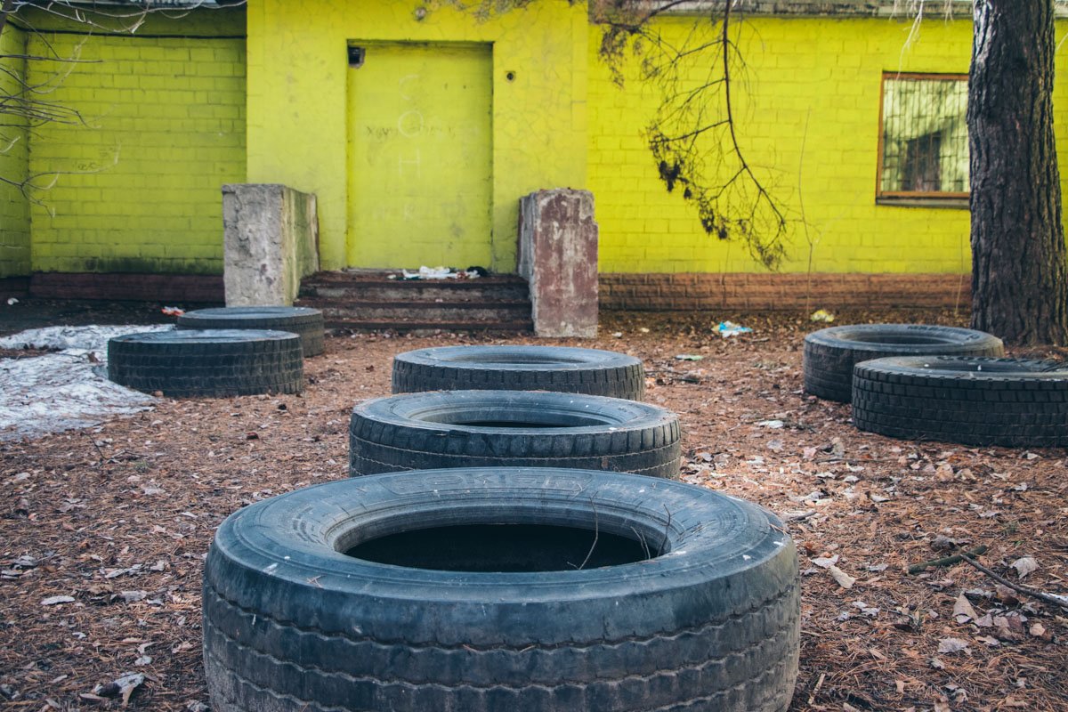 Сейчас вместо детской площадки во дворе лежат автомобильные шины Сейчас вместо детской площадки во дворе лежат автомобильные шины