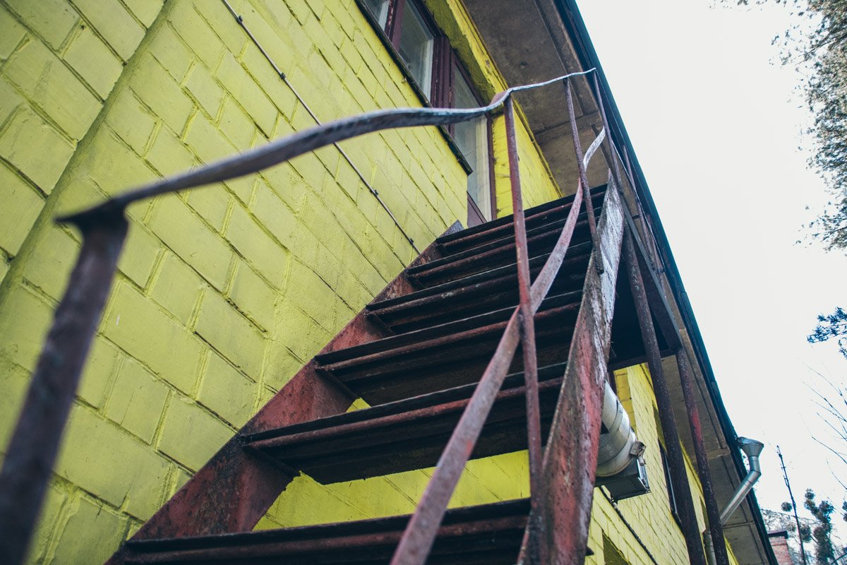 Пожарная лестница заржавела и требует срочного ремонта Пожарная лестница заржавела и требует срочного ремонта