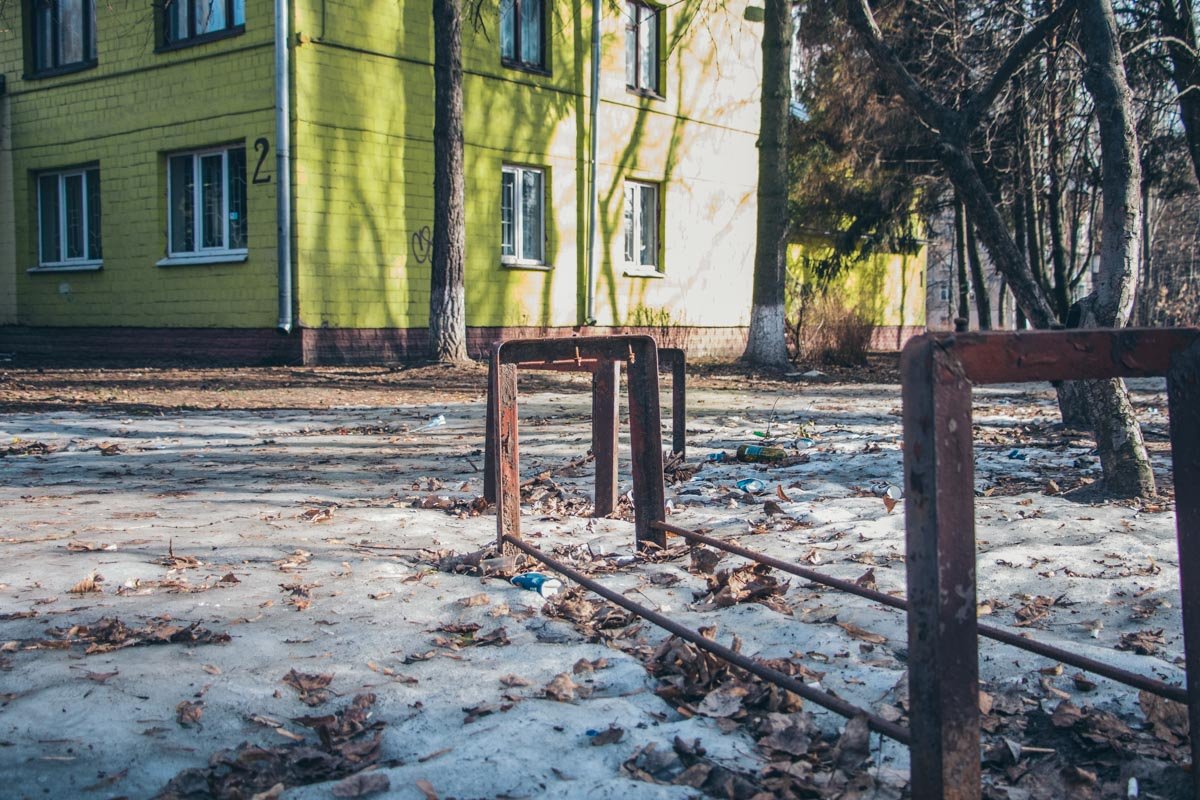 Вместо качелей на территории находятся ржавые конструкции Вместо качелей на территории находятся ржавые конструкции