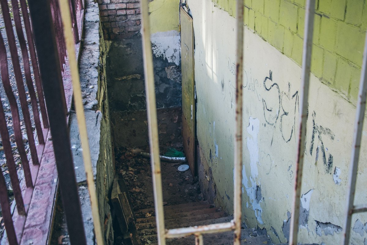 Подвальное помещение завалено мусором Подвальное помещение завалено мусором