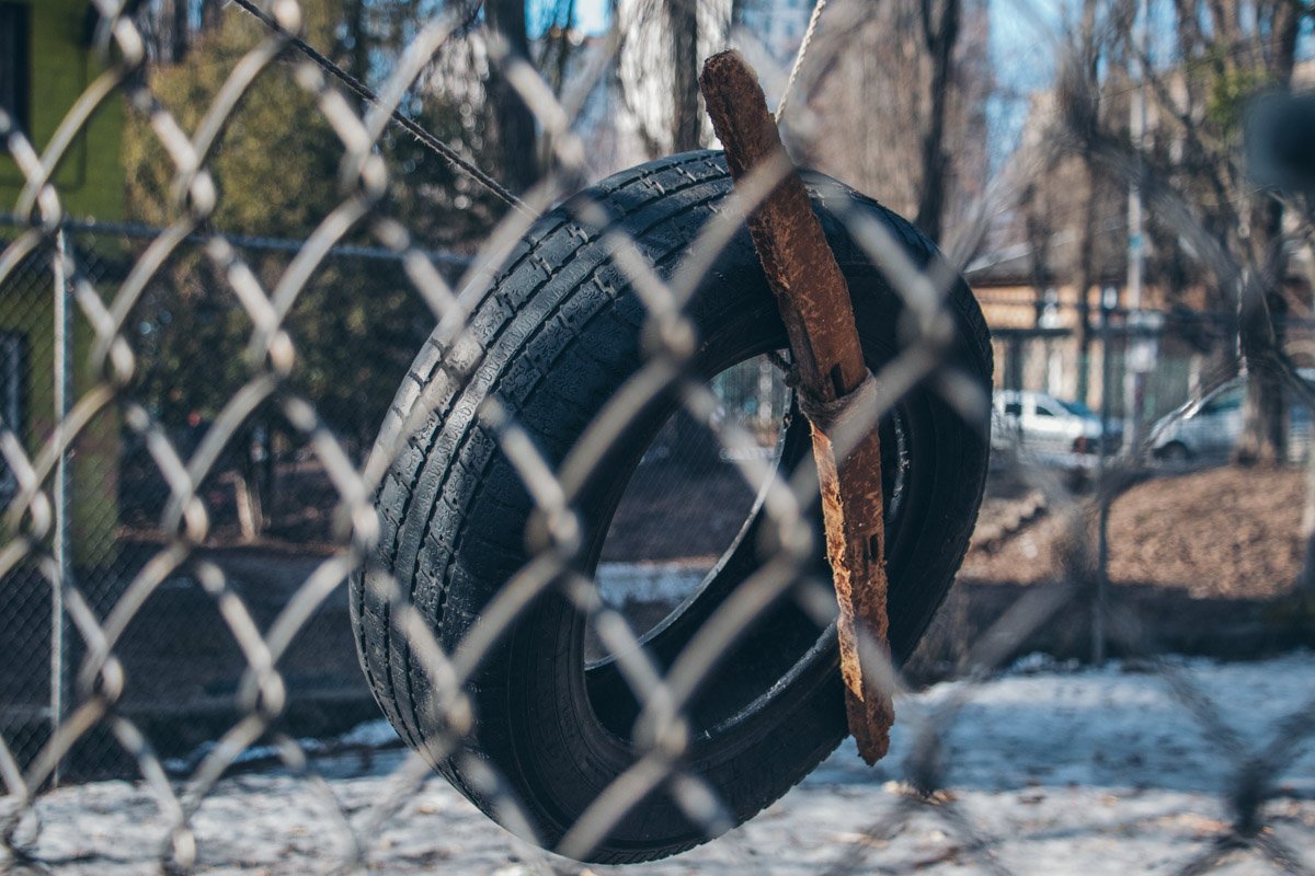 Некоторые шины от автомобиля весят прямо во дворе садика Некоторые шины от автомобиля весят прямо во дворе садика