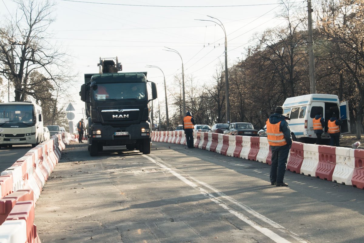 В свою очередь на Чернобыльской дорожное полотно частично сохранилось