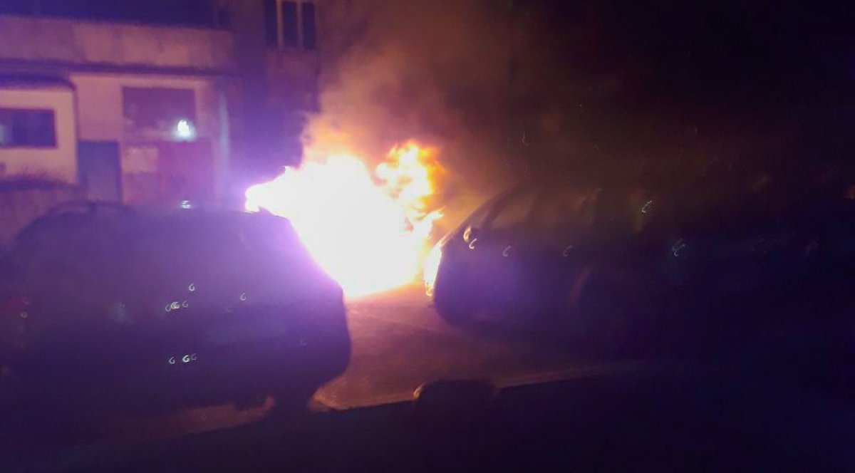 Во дворе жилого дома горел автомобиль Toyota Во дворе жилого дома горел автомобиль Toyota