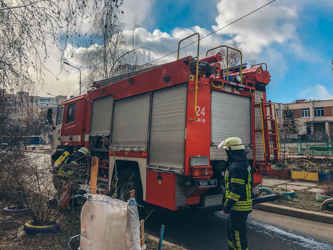 В Дарницком районе Киева бездомные устроили пожар в захламленной квартире 