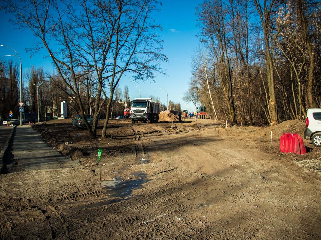 В Киеве на улице Академика Заболотного проводят демонтаж тротуаров и установку велодорожек 