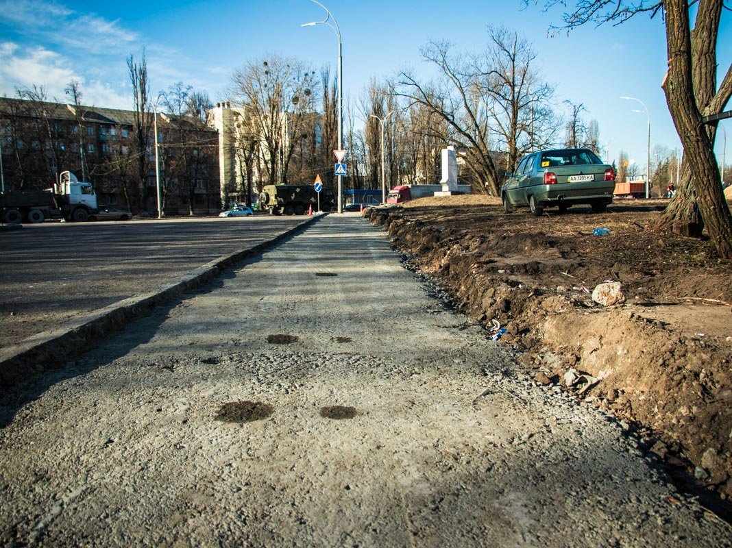 Часть дороги уже расчистили под тротуарную зоне 