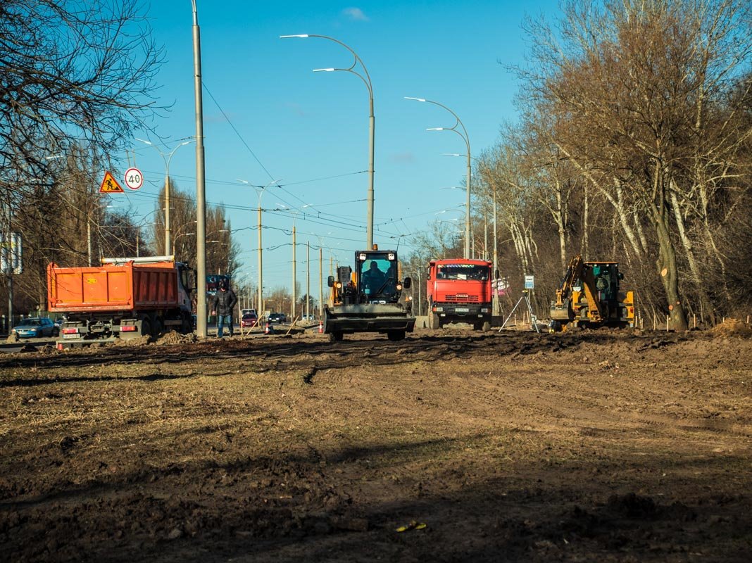 Коммунальщики задействуют для ремонта специальную технику и грузовые автомобили 