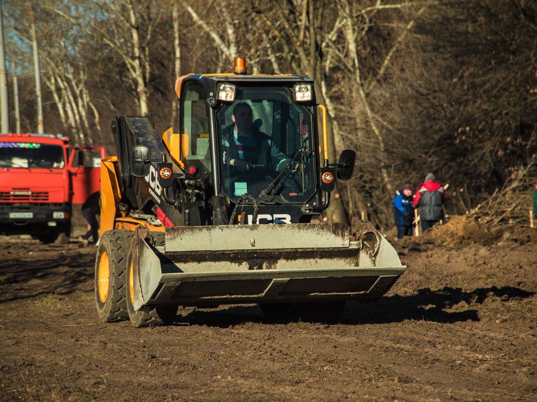 На придорожном участке работают экскаваторы 