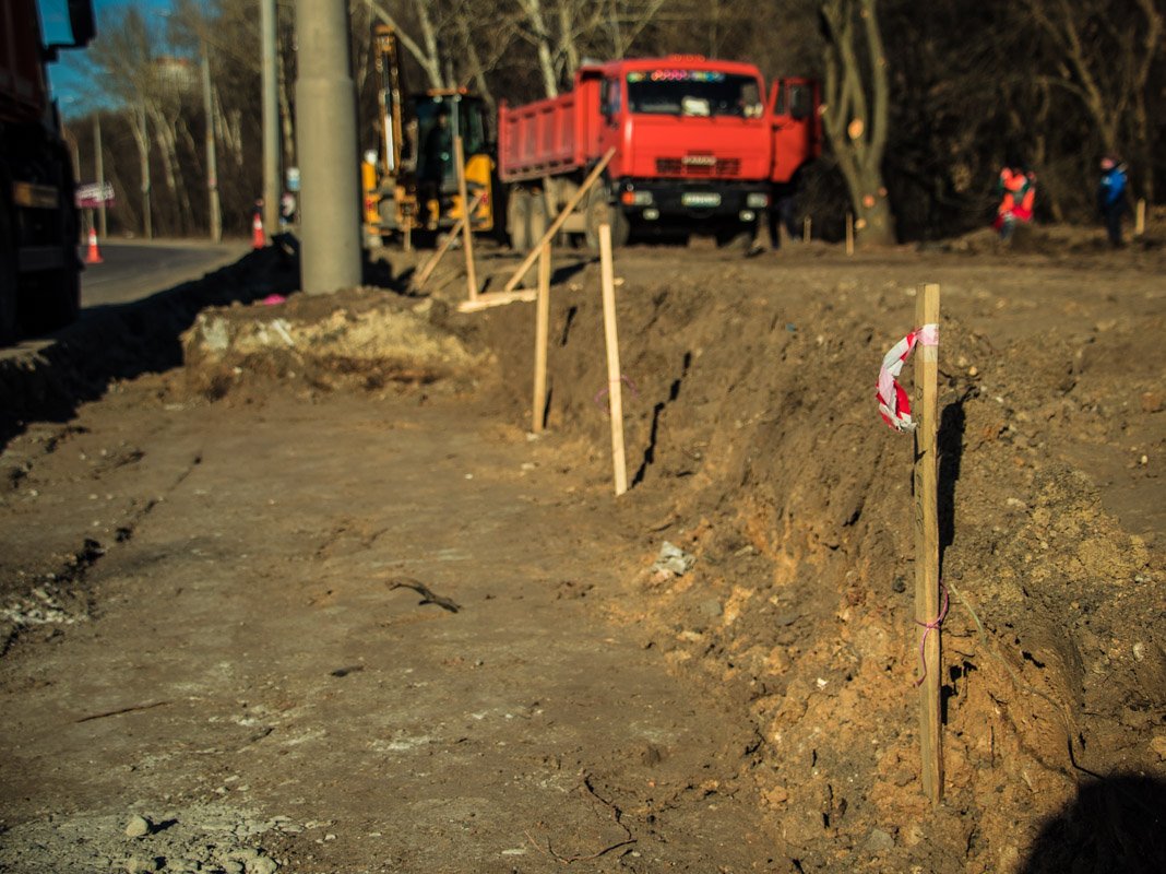 Указанный участок оградили специальной разметкой 