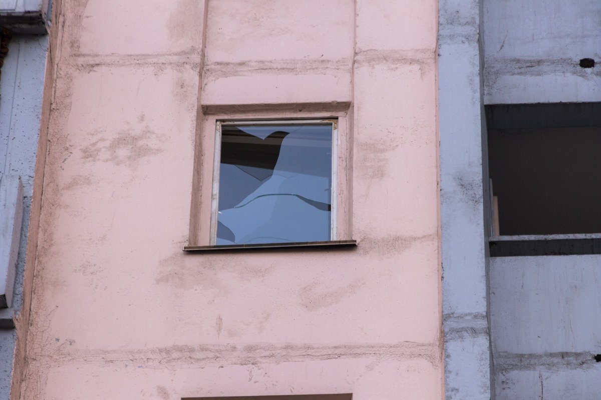 Молодой человек выпал из окна жилого дома Молодой человек выпал из окна жилого дома