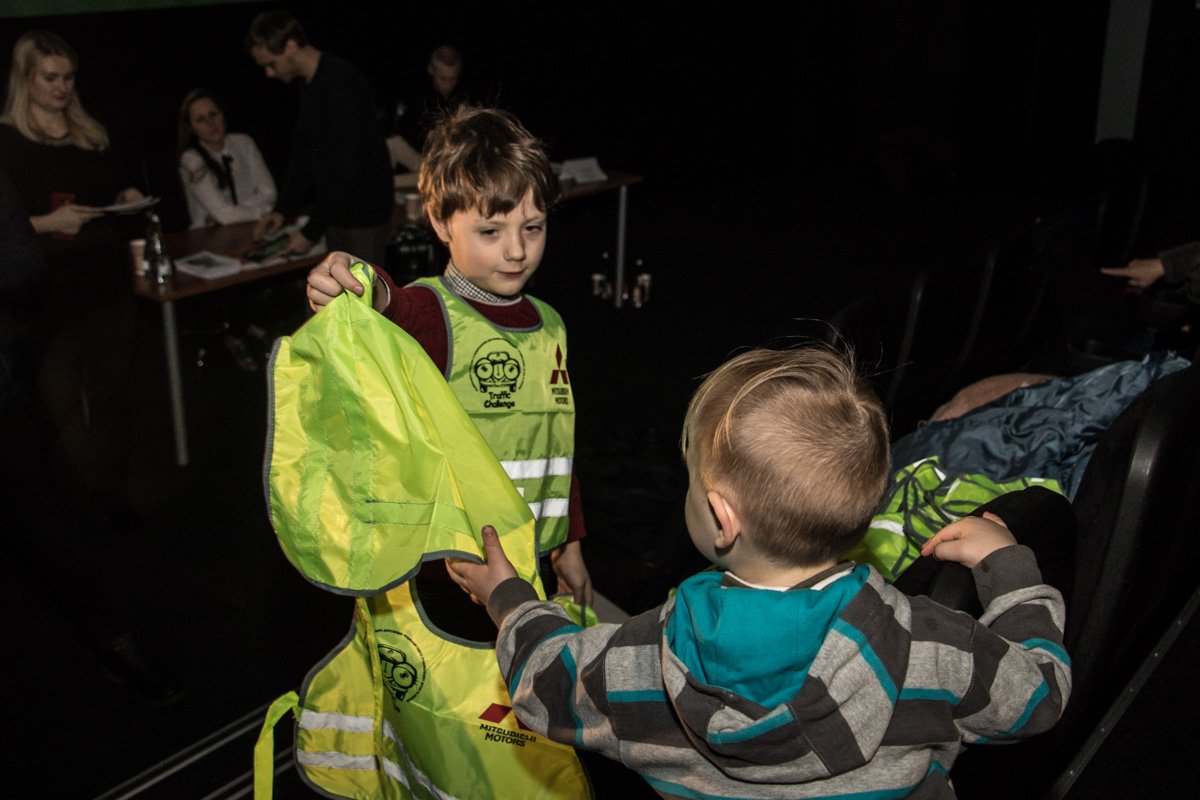 Traffic Challenge совместно с государством также проводит отдельные кампании, направленные на рассказ о том как обезопасить детей от травм и смертей в автомобильных авариях Traffic Challenge совместно с государством также проводит отдельные кампании, направленные на рассказ о том как обезопасить детей от травм и смертей в автомобильных авариях