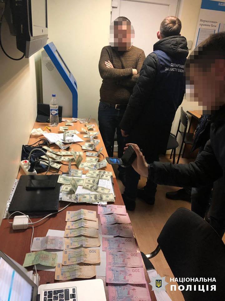 Брокер требовал заплатить ему 300 долларов Брокер требовал заплатить ему 300 долларов