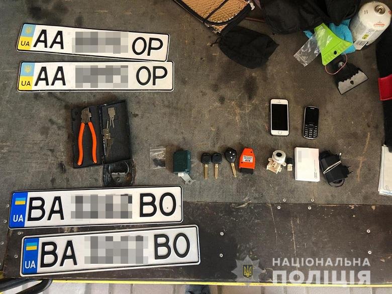 Также правоохранители изъяли номерные знаки угнанных авто Также правоохранители изъяли номерные знаки угнанных авто
