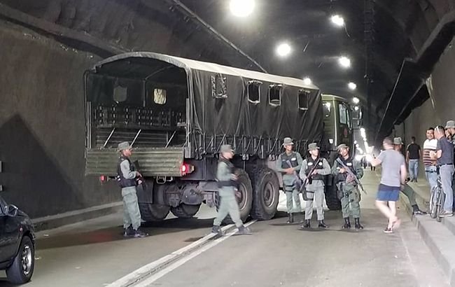 В Венесуэле два президента по разному отнеслись к гуманитарной помощи, что стало причиной столкновений между их сторонниками В Венесуэле два президента по разному отнеслись к гуманитарной помощи, что стало причиной столкновений между их сторонниками