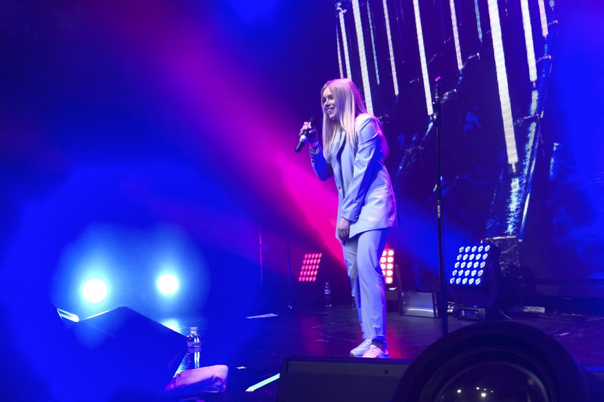 На "разогреве" у исполнителя выступила актриса Мария Кондратенко, которая представила зрителям свою первую авторскую песню На "разогреве" у исполнителя выступила актриса Мария Кондратенко, которая представила зрителям свою первую авторскую песню