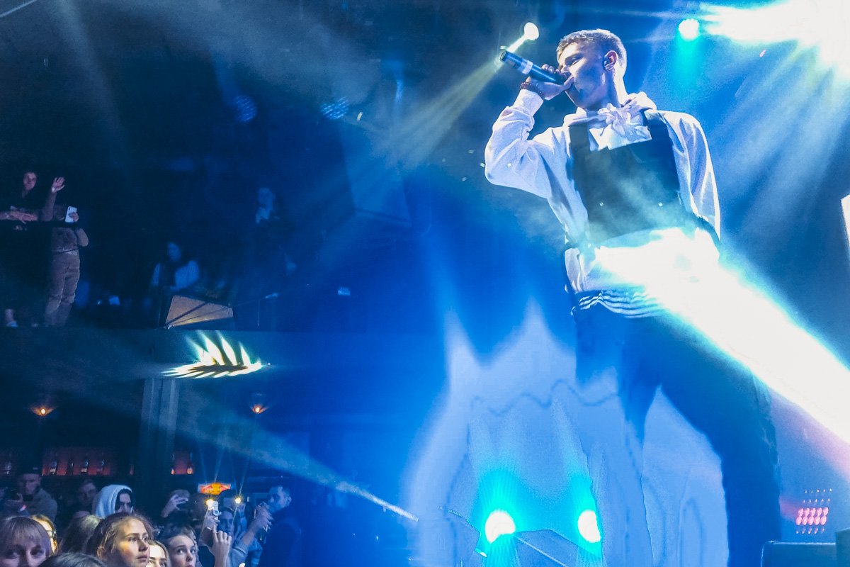 Молодые исполнители легко "раскачали" толпу Молодые исполнители легко "раскачали" толпу