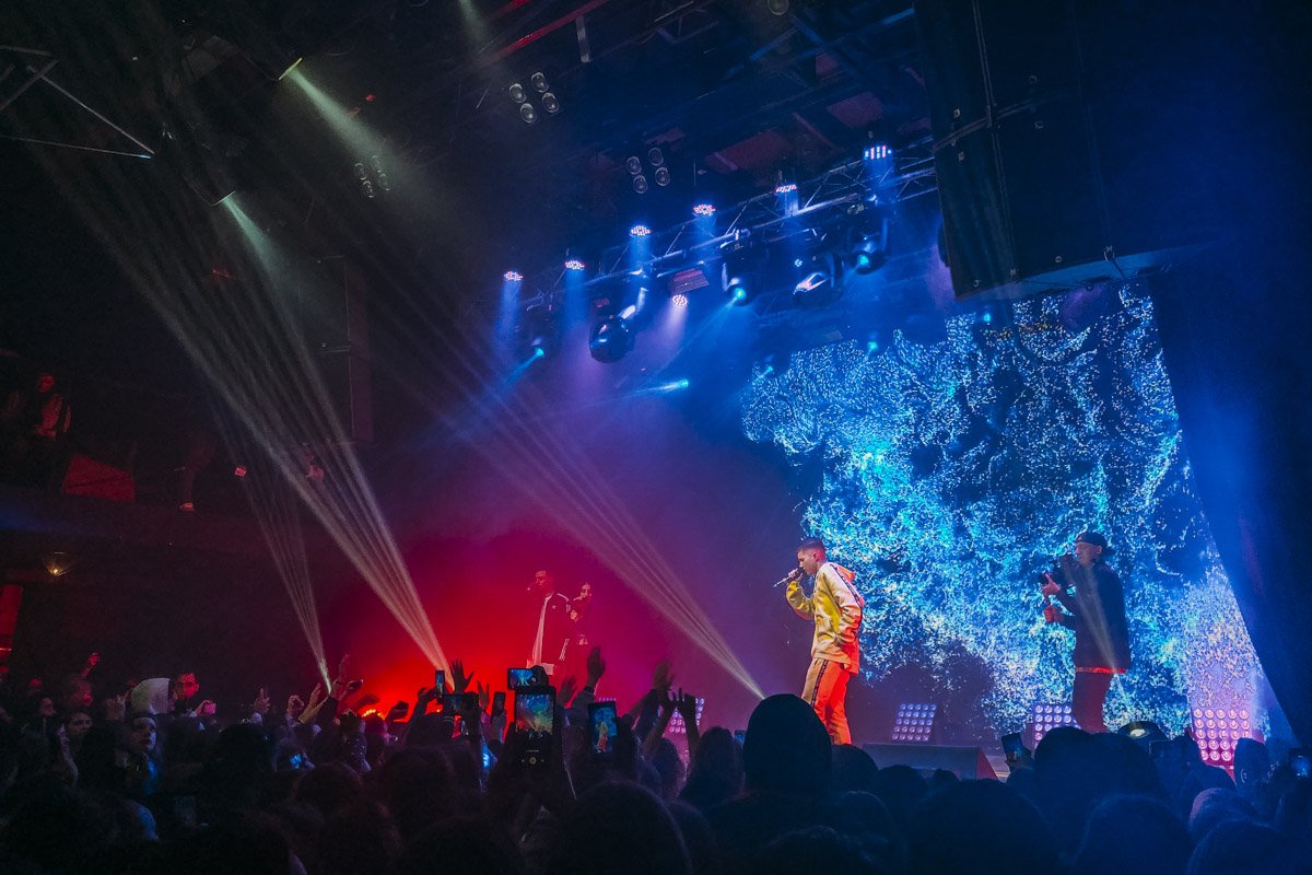 Музыкант подготовил яркое шоу с динамичными танцами и спецэффектами Музыкант подготовил яркое шоу с динамичными танцами и спецэффектами