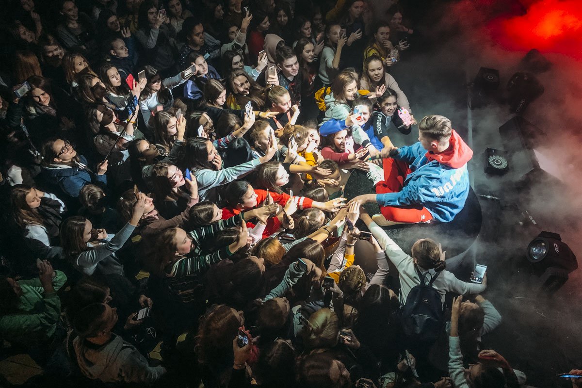 Каждый мечтает прикоснуться к кумиру Каждый мечтает прикоснуться к кумиру