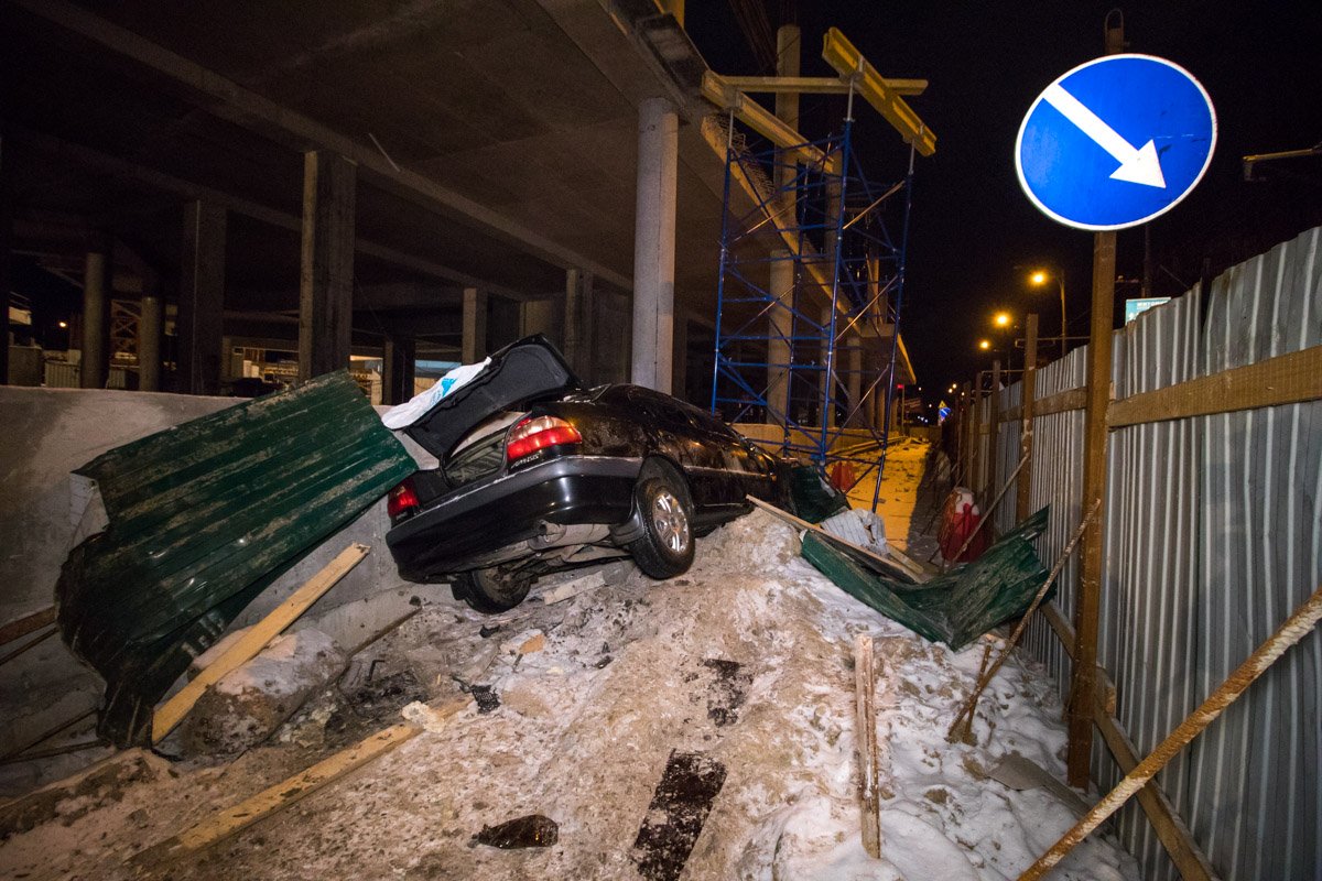 Toyota вылетела на территорию стройки