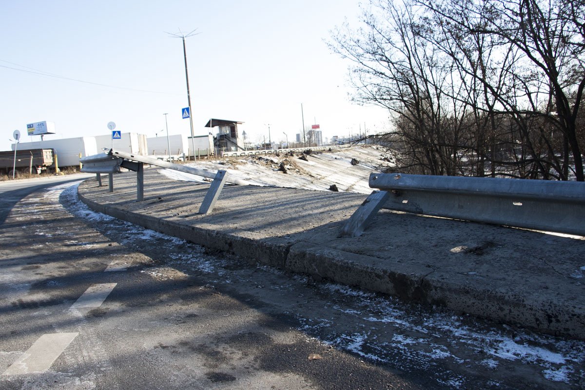 Автомобиль занесло на скользкой дороге Автомобиль занесло на скользкой дороге