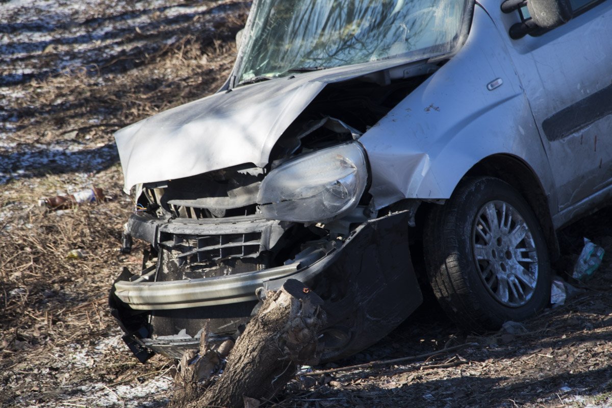 Автомобиль снес отбойник Автомобиль снес отбойник