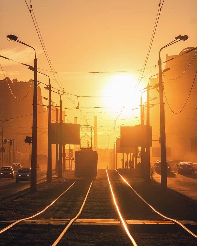 Солнце разлилось по улицам города. Фото: @sooba_booba