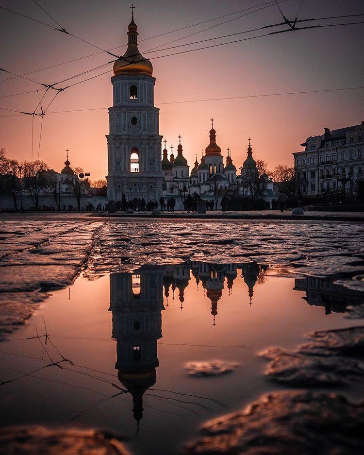 Как говорил Довженко: "Двоє дивляться: один бачить калюжу,другий - зорі". Фото: @fantakr