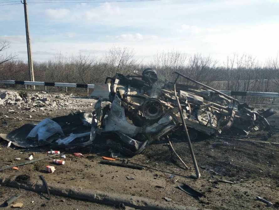 У блокпоста на Донбассе подорвался микроавтобус: 2 человека погибли У блокпоста на Донбассе подорвался микроавтобус: 2 человека погибли