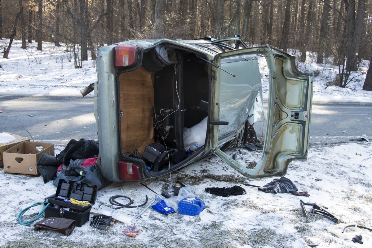 Под Киевом перевернулся автомобиль ЗАЗ Под Киевом перевернулся автомобиль ЗАЗ