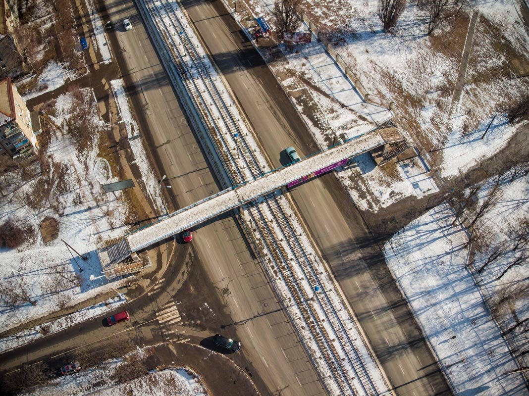 В Киеве отремонтируют пешеходный мост на пересечении Комарова и Василенко