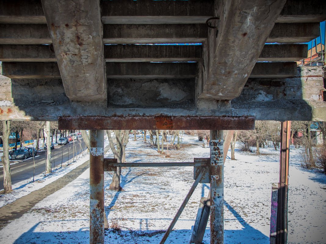 Мост выглядит грустненько