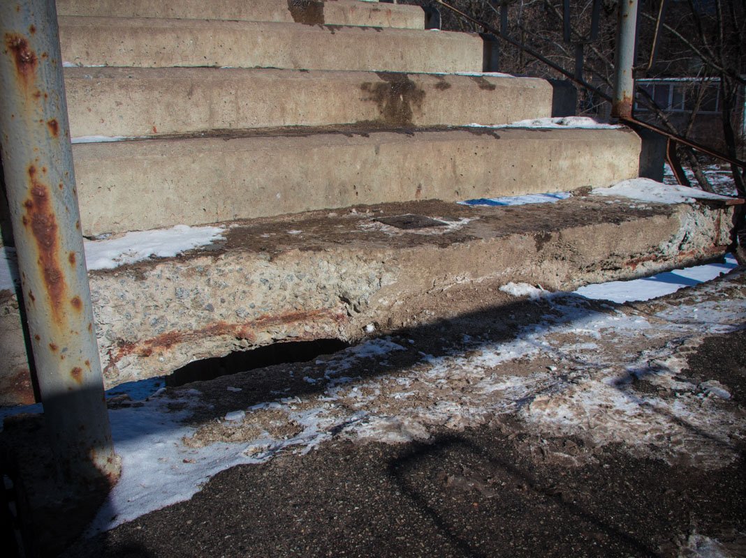 Кто-то "откусил" кусочек ступеньки