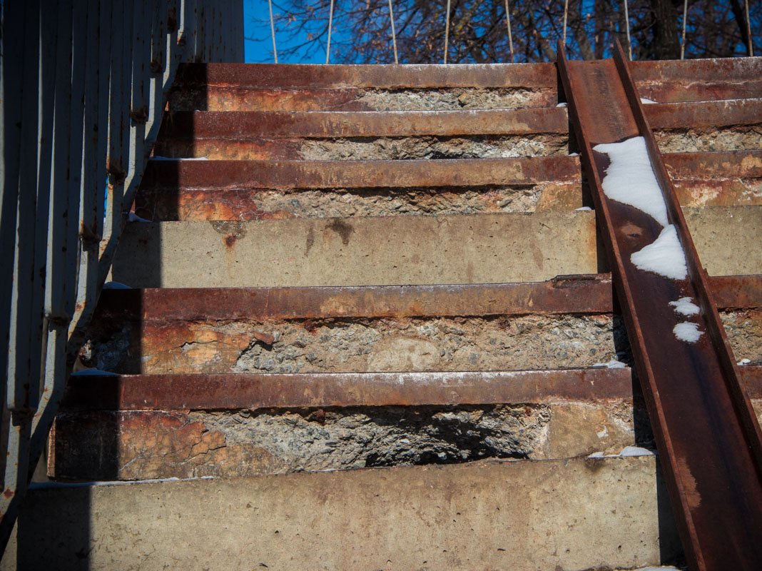 Ржавчина на деталях моста не внушает к нему доверия 