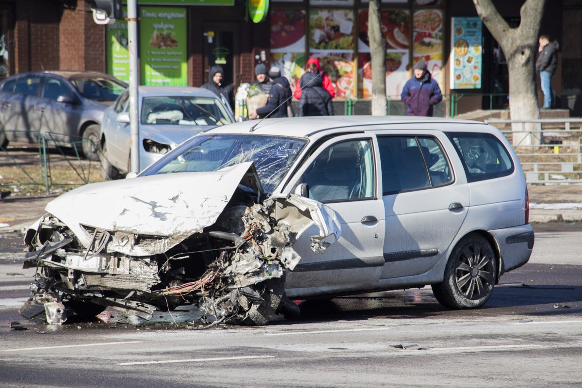В Киеве на Елены Телиги столкнулись два автомобиля