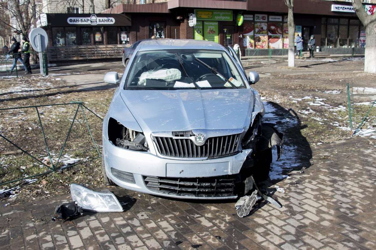 Skoda от удара вылетела на тротуар
