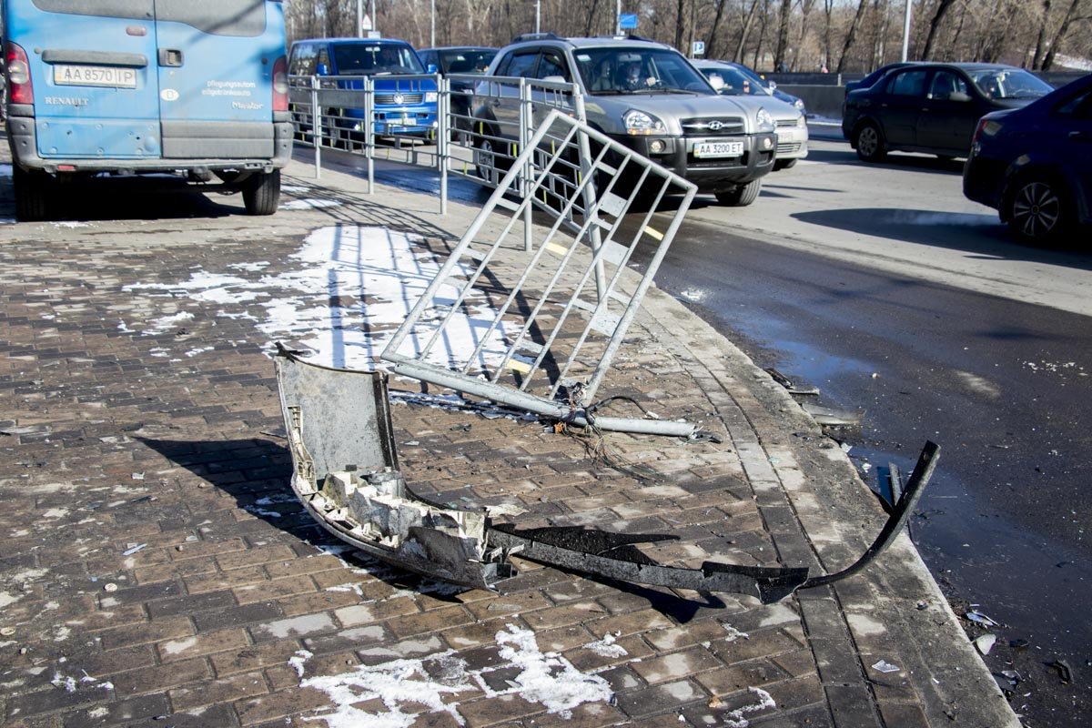 Автомобиль снес два забора