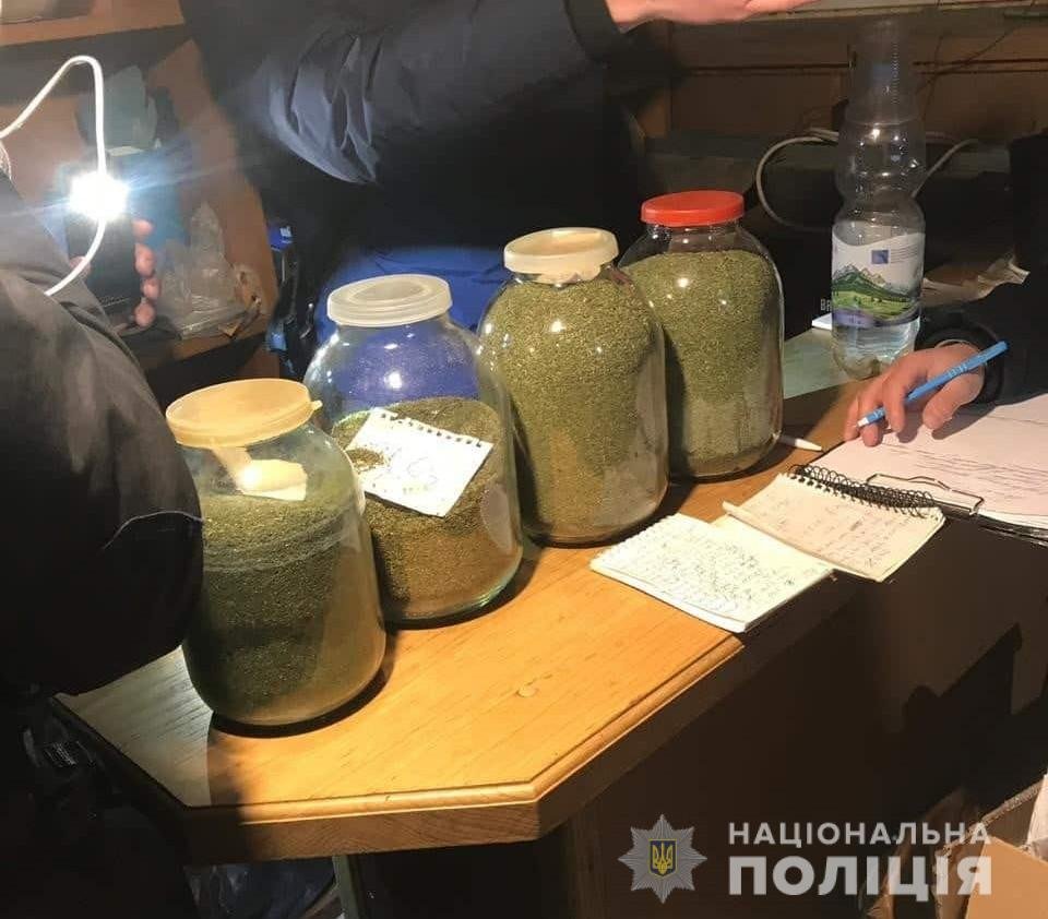 В потайной комнате он разводил марихуану методом гидропоники, то есть выращивал канабис без почвы